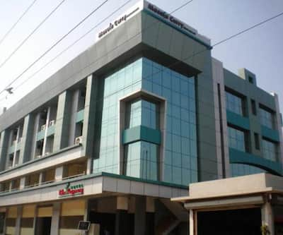 https://imgcld.yatra.com/ytimages/image/upload/t_hotel_yatra_city_desktop/v1438239835/Domestic Hotels/Hotels_Vapi/Budget Inn Palm Regency/OVERVIEW.jpg